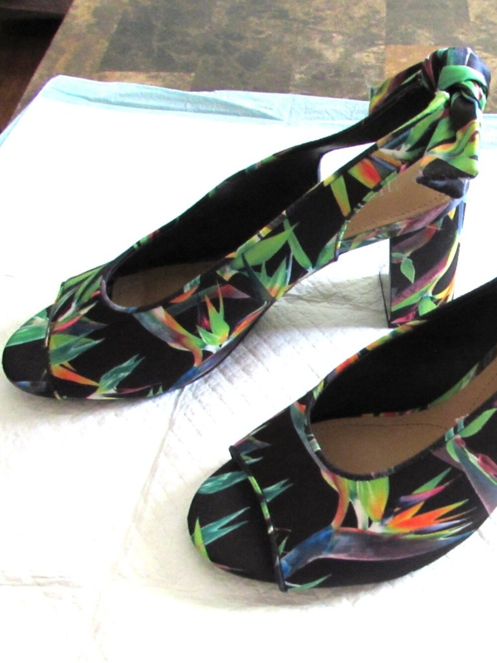 J. Renee Stunning Black Heels With Leaf Print & Bow in Back Size 11 M - Picture 2 of 6